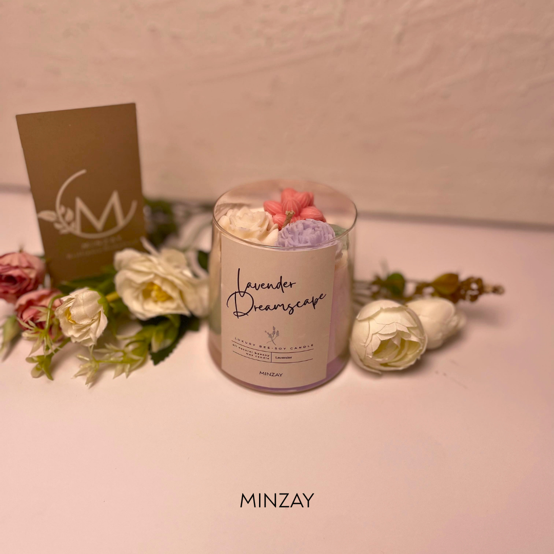 Minzay Lavender Dreamscape – lavender candle with floral wax detailing