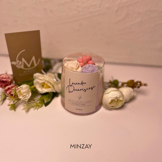 Minzay Lavender Dreamscape – lavender candle with floral wax detailing